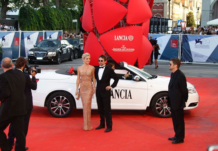 Οι ηθοποιοί Kate Hudson και Matt Bellamy, μπροστά από τη Lancia Flavia Cabrio Red Carpet.